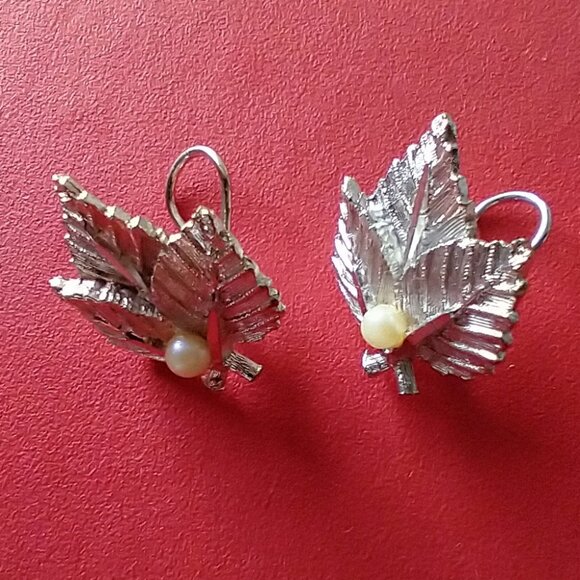 Vintage Clip On Earrings Silvertone Leaves Faux Pearl Mid Century - Picture 2 of 9